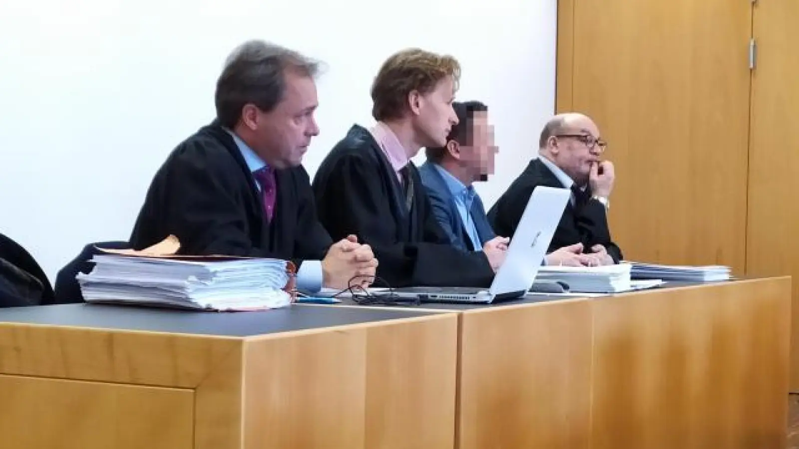 Der 38-jährige Angeklagte   (Zweiter von rechts) lässt sich von Alexander Eckstein (von links), Thorsten Ebermann und Richard Beyer verteidigen.	Foto: Patrick Bruckner (Foto: Patrick Bruckner)
