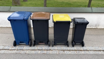 So gehts: Werden die Mülltonnen mit dem Griff zur Straße hin bereitgestellt, erleichtert das die Arbeit der Müllwerker enorm.  (Foto: Landratsamt Aichach-Friedberg)