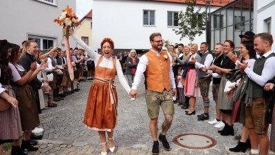 <b>Kathi Brummer und Steff Mandler</b> haben in Kühbach geheiratet. (Foto: Helene Monzer)