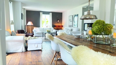 <b>Dunkler Holzboden</b>, weiße Möbel, dazu ein Mix aus verschiedenen Materialoberflächen: So sieht Andrea Dittrichs Wohnzimmer aus, ein Wohlfühlort für die ganze Familie.