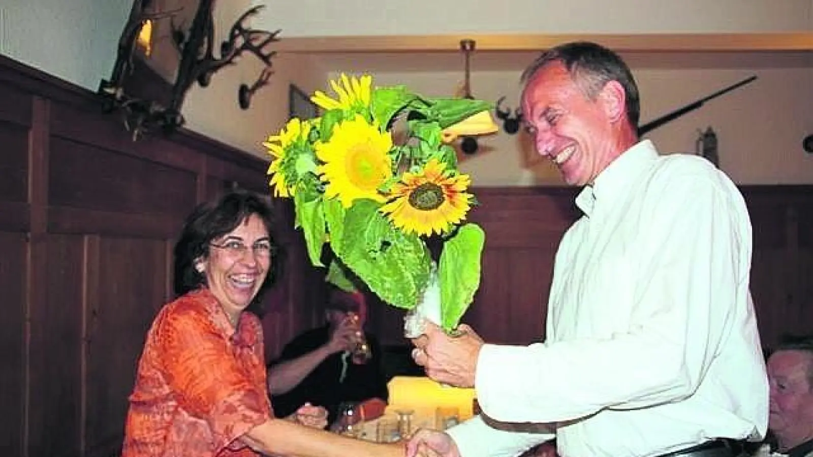 &lt;p&gt;  &lt;x_bildunterschr&gt;  &lt;b&gt;Blumen &lt;/b&gt; gab es vom neuen SPD-Vorsitzenden des Ortsvereins Altomünster, Günther Volpers, für Claudia Geisweid, die nach 14 Jahren nicht mehr für das Amt kandidiert hatte. &lt;/x_bildunterschr&gt;  &lt;/p&gt;