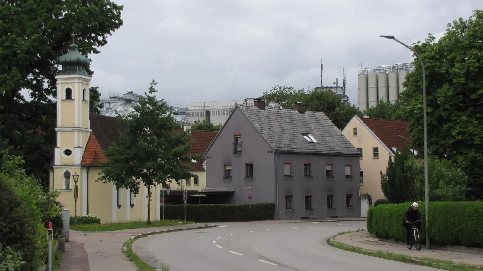 Das „Schwarze Haus” an der Ecke Donauwörther Straße und Jakobiweg in Aichach wird mittelfristig verschwinden. Geplant ist der Neubau eines Wohn- und Geschäftshauses mit insgesamt sechs Einheiten.  (Foto: Robert Edler)