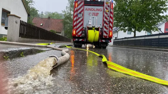 In der Gamlinger Straße in Aindling pumpte die Feuerwehr Wasser aus Kellern.  (Foto: Christian Dauber, Feuerwehr Aindling)