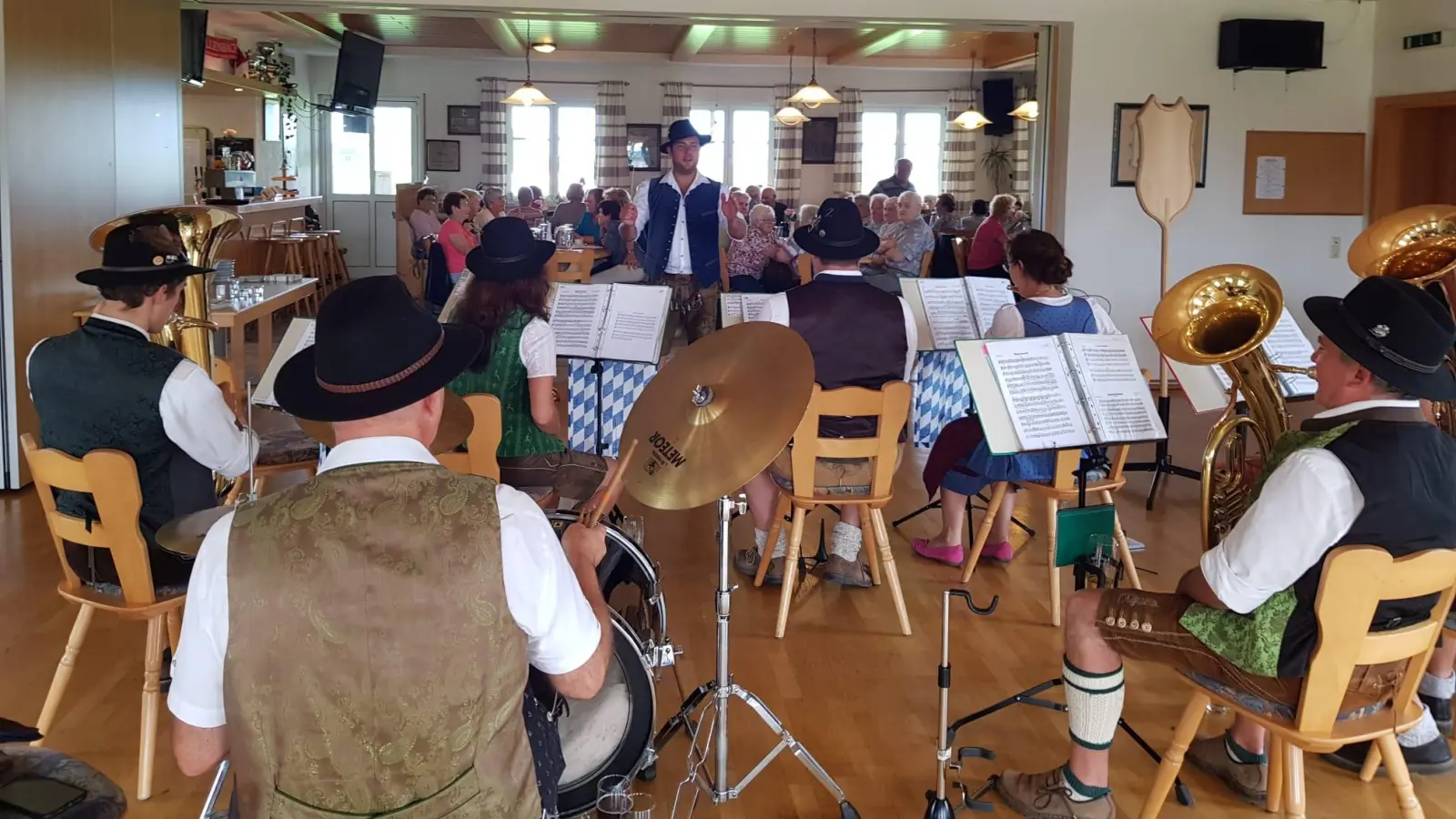 <b>Mit Musik</b> und Scherzen sorgten „Baches Musikanten” aus Karlskron für beste Stimmung beim Sommerfest für Hollenbacher Senioren, das wetterbedingt im Sportheim stattfand.  (Foto: Therese Isele-Juraske)