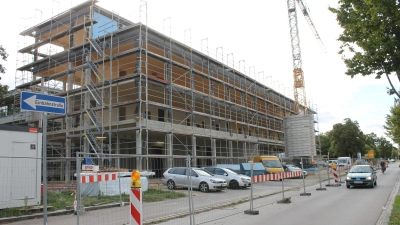 <b>Der Erweiterungsbau des Landratsamts:</b> Noch im Dezember soll die Gebäudehülle dicht sein, bis Ende nächsten Jahres ist der Einzug geplant.  (Foto: Dr. Berndt Herrmann)