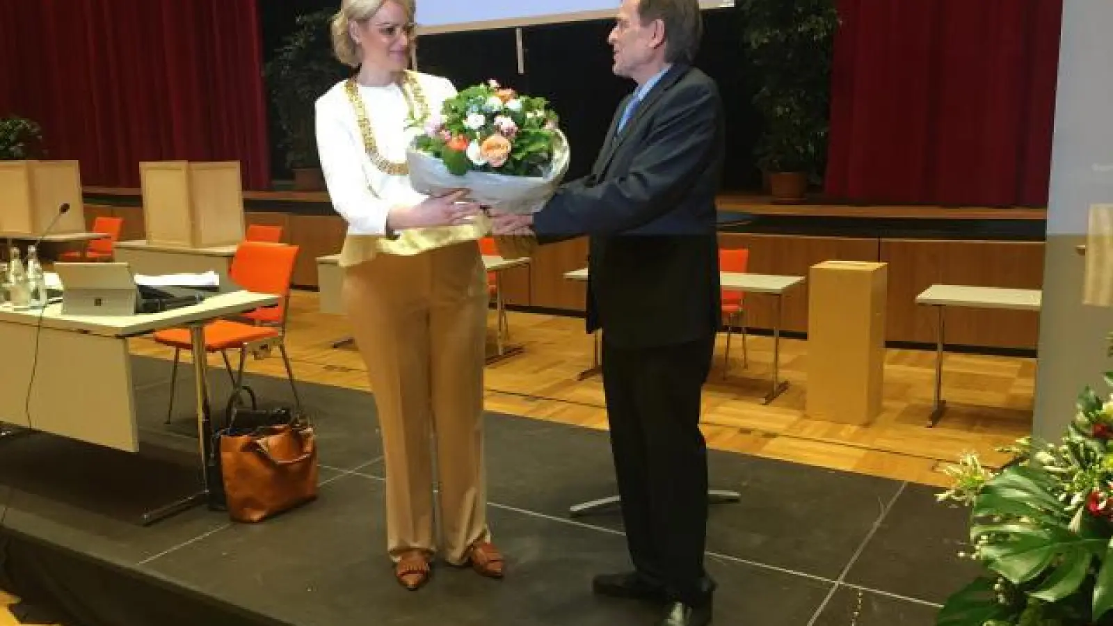 Eva Weber wurde   als neues Stadtoberhaupt für Augsburg vereidigt. Bernd Kränzle überreicht ihr einen Blumenstrauß.	Foto: Laura Türk (Foto: Laura Türk)