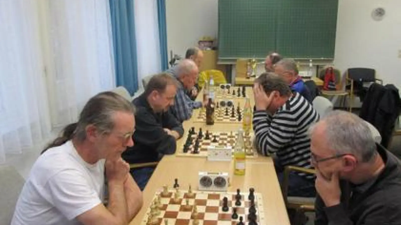 Auf Brett zwei   (von unten) die beiden Kontrahenten Bernhard Lenz (links) und Wolfgang Mack. Ersterer gewann die entscheidende Partie.