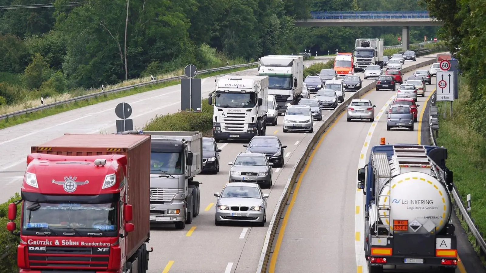 <b>Auf den Autobahnen</b> sind täglich unzählige Lastwagen unterwegs, um Güter von A nach B zu bringen. Rund 80 Prozent der hiesigen Nutzfahrzeuge sind allerdings Transporter und Handwerksfahrzeuge. (Foto: Pixabay/hpgruesen)