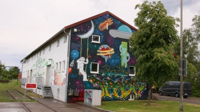 Weltraum-Motive zieren das Juze am Dasinger Bahnhof. Das großflächige Graffito gestalteten vergangenes Jahr die Juze-Besucher zusammen mit versierten Sprayern. (Foto: Wolfgang Glas)