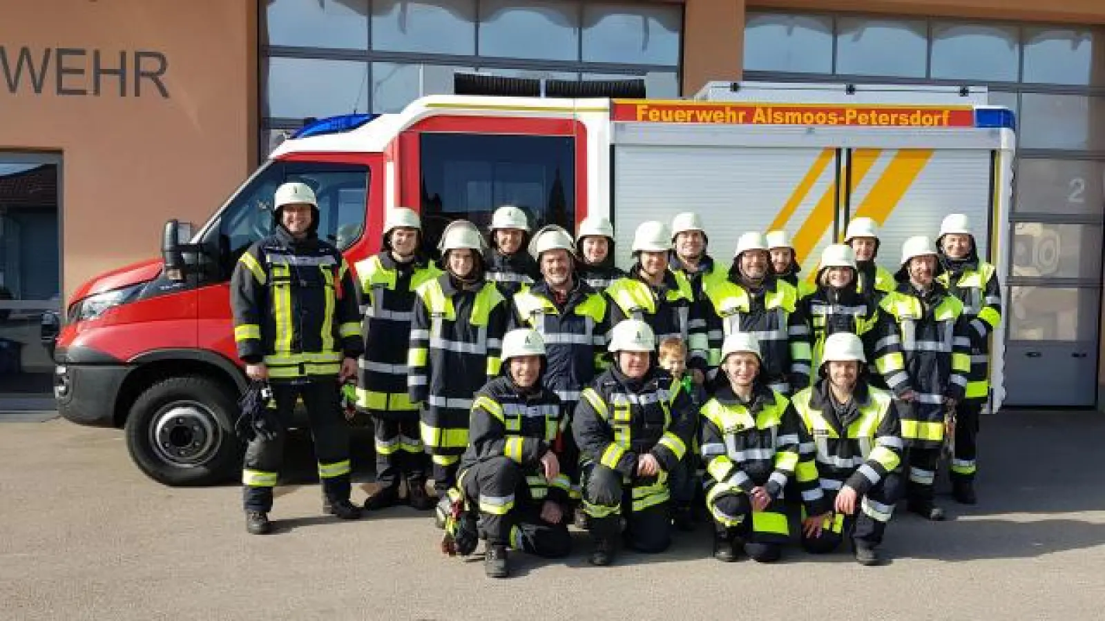 Stolz   sind die Feuerwehrleute von Alsmoos-Petersdorf auf ihr neues Fahrzeug. 	Foto: Gerhard Spindler (Foto: Gerhard Spindler)