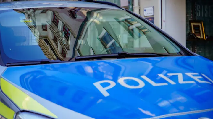 Die Polizei ermittelt nun wegen Sachbeschädigung und Beleidigung. Hinweise nimmt die Inspektion Augsburg-Ost unter der Telefonnummer 0821/323-2310 entgegen. (Symbolfoto: mjt)