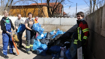 <b>Bei bestem Wetter</b> sammelten die Helferinnen und Helfer vor fünf Jahren Unmengen von Müll und Unrat im Aichacher Stadtgebiet. (Foto: Erich Hoffmann)