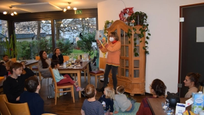 <b>Kinderbuchautorin Heidemarie Brosche</b> zeigt den Kindern, wie man bei dem Buch &quot;Sing mit dem Rentier&quot; mitmachen kann.  (Foto: Thomas Weinmüller)
