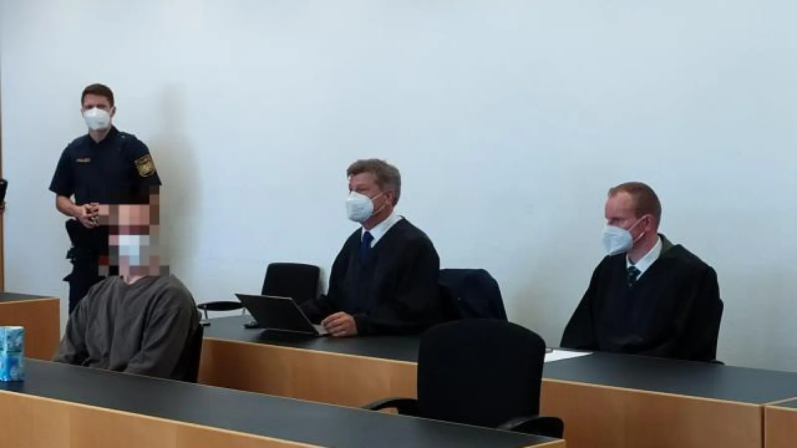 Unzufrieden mit dem Urteil:   Verteidiger Werner Ruisinger (Mitte) und sein Kollege Florian Schraml können die Entscheidung über ihren Mandanten nicht nachvollziehen. 		Foto: Patrick Bruckner (Foto: Patrick Bruckner)
