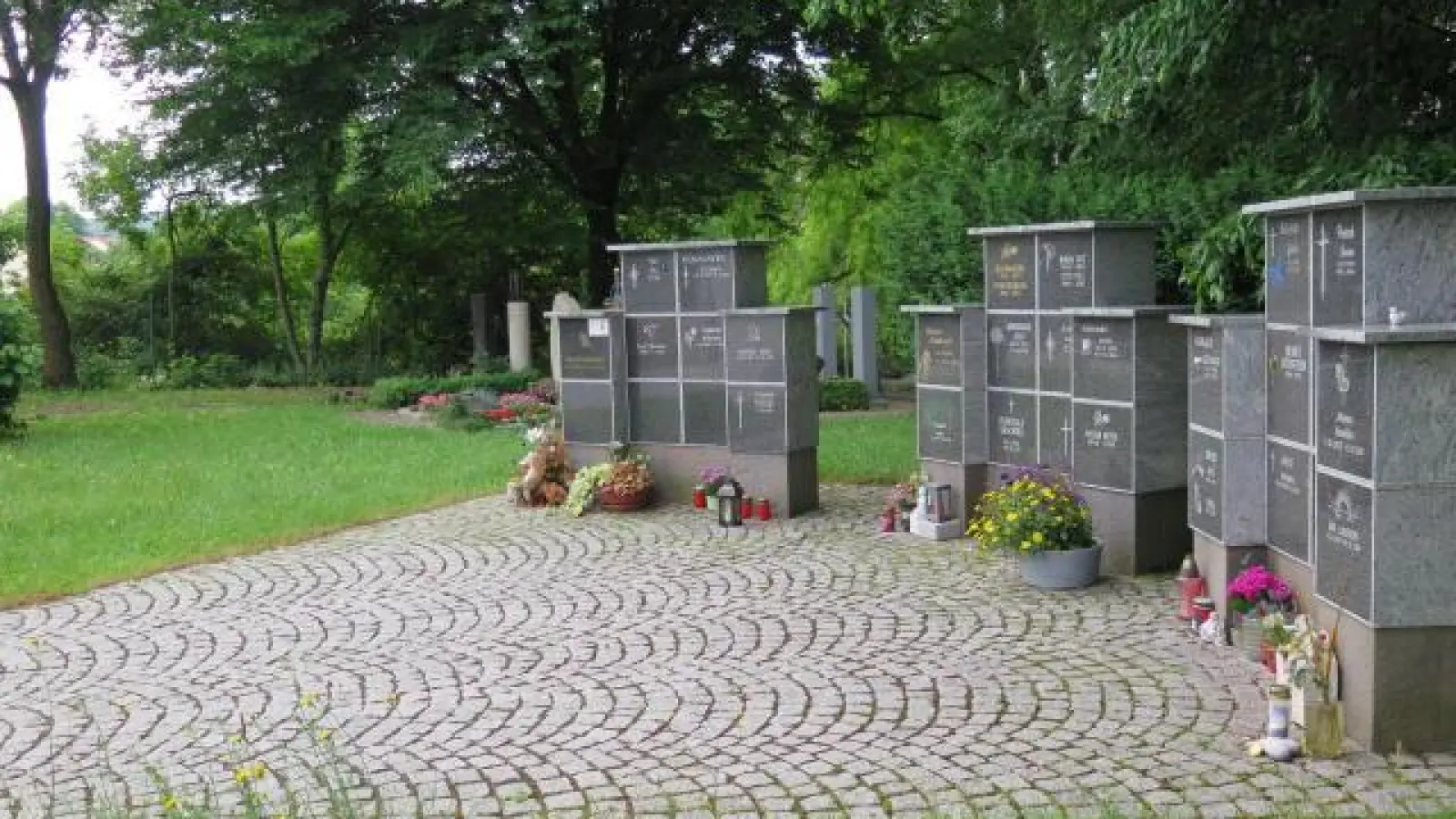 Drei Urnenwände   gibt es bereits auf dem Kühbacher Friedhof. Nun soll das Angebot ausgebaut werden. 	Foto: Helene Monzer (Foto: Helene Monzer)