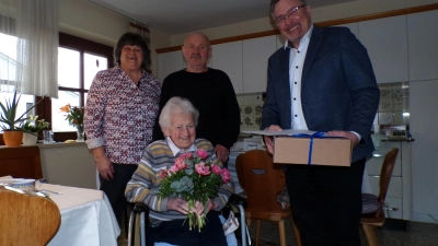<b>Katharina Brummer</b> mit Schwiegertochter Rosi, Sohn Jakob und Bürgermeister Michael Reiter an ihrem 95. Geburtstag.  (Foto: Gisela Huber)