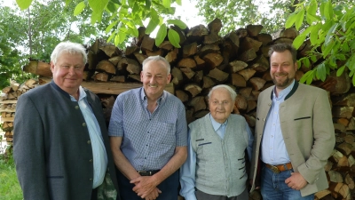 <b>Peter Erhard</b> (von links) und Martin Ostermair von der Waldbesitzervereinigung (WBV) gratulierten Paul Gschoßmann gemeinsam mit WBV-Chef Bernhard Breitsameter. (Foto: Anton Ostermair)