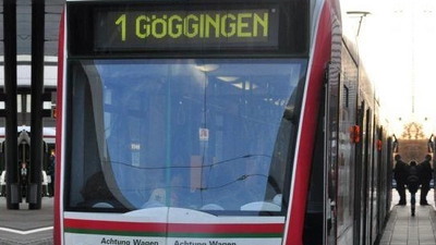 Am Königsplatz wird die Linie 1 für die Dauer der Baumaßnahmen von Göggingen kommend mit der Linie 4 vereinigt. Aus Lechhausen kommend, wird die Linie 1 als Schienenersatzverkehr mit Bussen der Linie B 1 gefahren.  (Foto: Halil Ölmez)