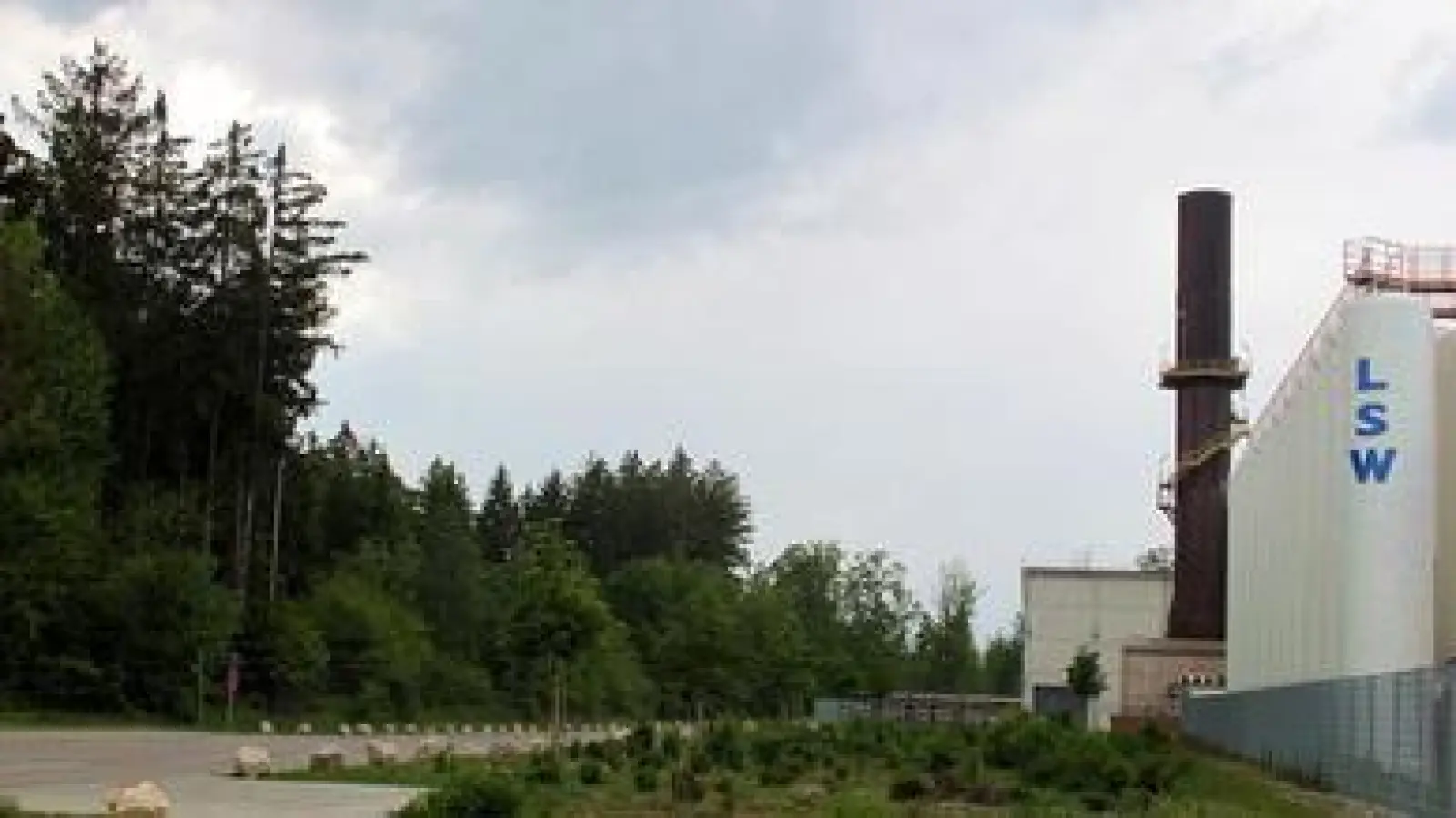 Ein 47 Hektar   großer Teil des Lohwalds (links im Bild) soll für die Erweiterung der Lechstahl-Werke gerodet werden. Das stößt auf Widerstand. 	Foto: Peter Heider (Foto: Peter Heider)