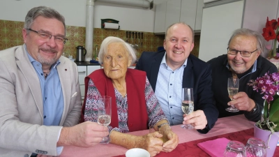 <b>Die Bürgermeister</b> Michael Reiter, Markus Hertlein und Adi Doldi (von links) erhoben mit Resi Karber zu deren 95. Geburtstag das Glas.  (Foto: Josef Ostermair)