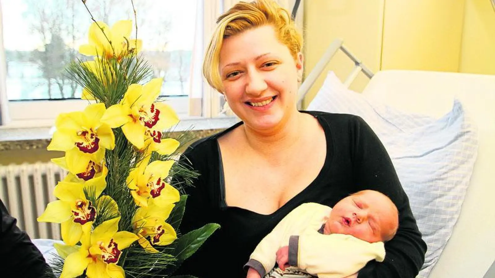 &lt;p&gt;  &lt;x_bildunterschr&gt;  &lt;b&gt;Der kleine Leon, &lt;/b&gt; den seine Mutter Hava Leniqi im Arm hält, ist das erste Baby, das in diesem Jahr im Aichacher Krankenhaus zur Welt kam.  &lt;tab/&gt;Fotos: Hoffmann &lt;/x_bildunterschr&gt;  &lt;/p&gt;