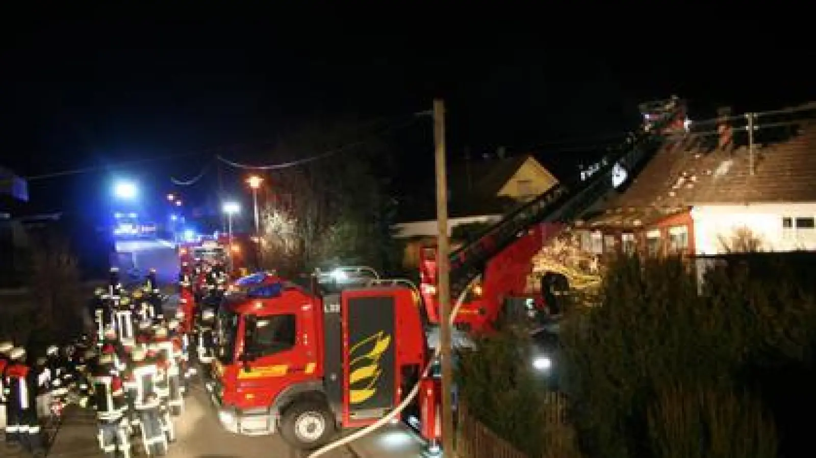 Mit rund 200 Mann waren die Feuerwehren im Einsatz. Vermutet wird, dass eine Explosion den Brand an der Siedlerstraße ausgelöst hat. 	Foto: Feuerwehr Aichach (Foto: Feuerwehr Aichach)