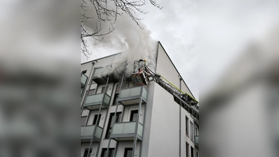 In einem Mehrfamilienhaus in der Zirbelstraße hat es am Sonntag gebrannt.  (Foto: Berufsfeuerwehr Augsburg)