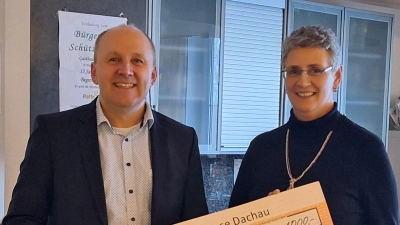 <b>Monika Breitsameter,</b> die Leiterin des Seniorenclubs, nahm den Spenden-Scheck der Bürgerstiftung von Bürgermeister Markus Hertlein entgegen.  (Foto: Josef Ostermair)