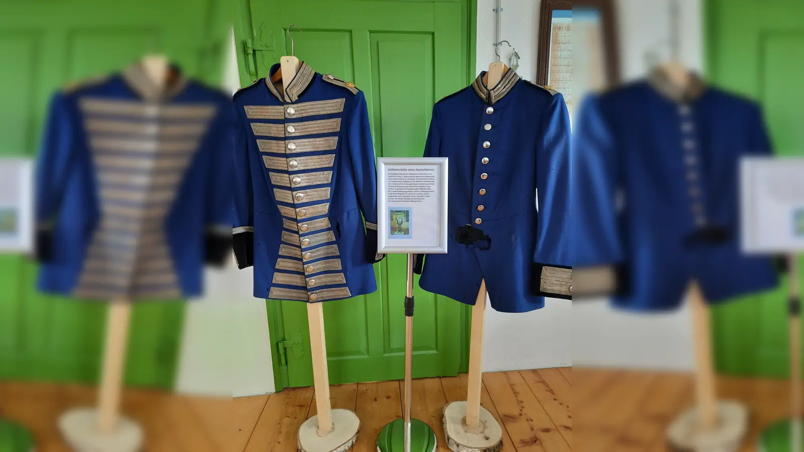 <b>Die beiden Uniformröcke</b> im Todtenweiser Heimatmuseum. (Foto: Franz Riß)