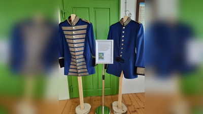 <b>Die beiden Uniformröcke</b> im Todtenweiser Heimatmuseum. (Foto: Franz Riß)