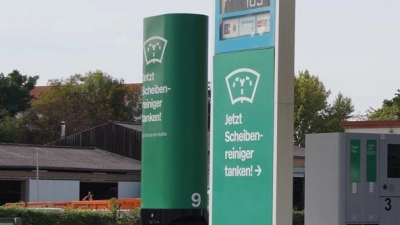 <b>An der BayWa-Tankstelle</b> in Friedberg können Autofahrer Scheibenreiniger selbst zapfen.  (Foto: BayWa AG/Mark Küpper)