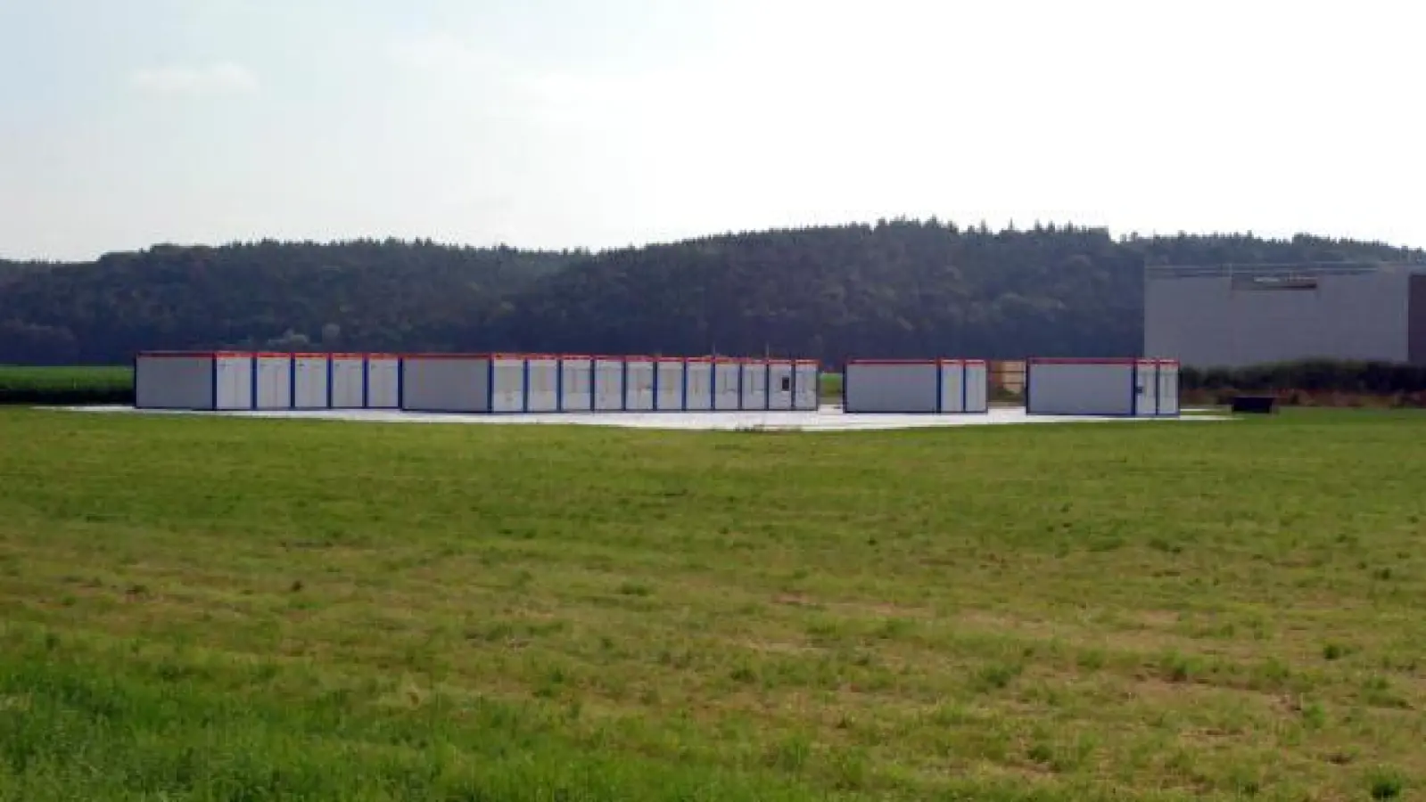 Die Container auf Privatgelände,   in denen Saisonarbeiter der Firma Durach untergebracht sind, sollen weg, fordert der Todtenweiser Gemeinderat. 	Foto: Monika Grunert Glas (Foto: Monika Grunert Glas)