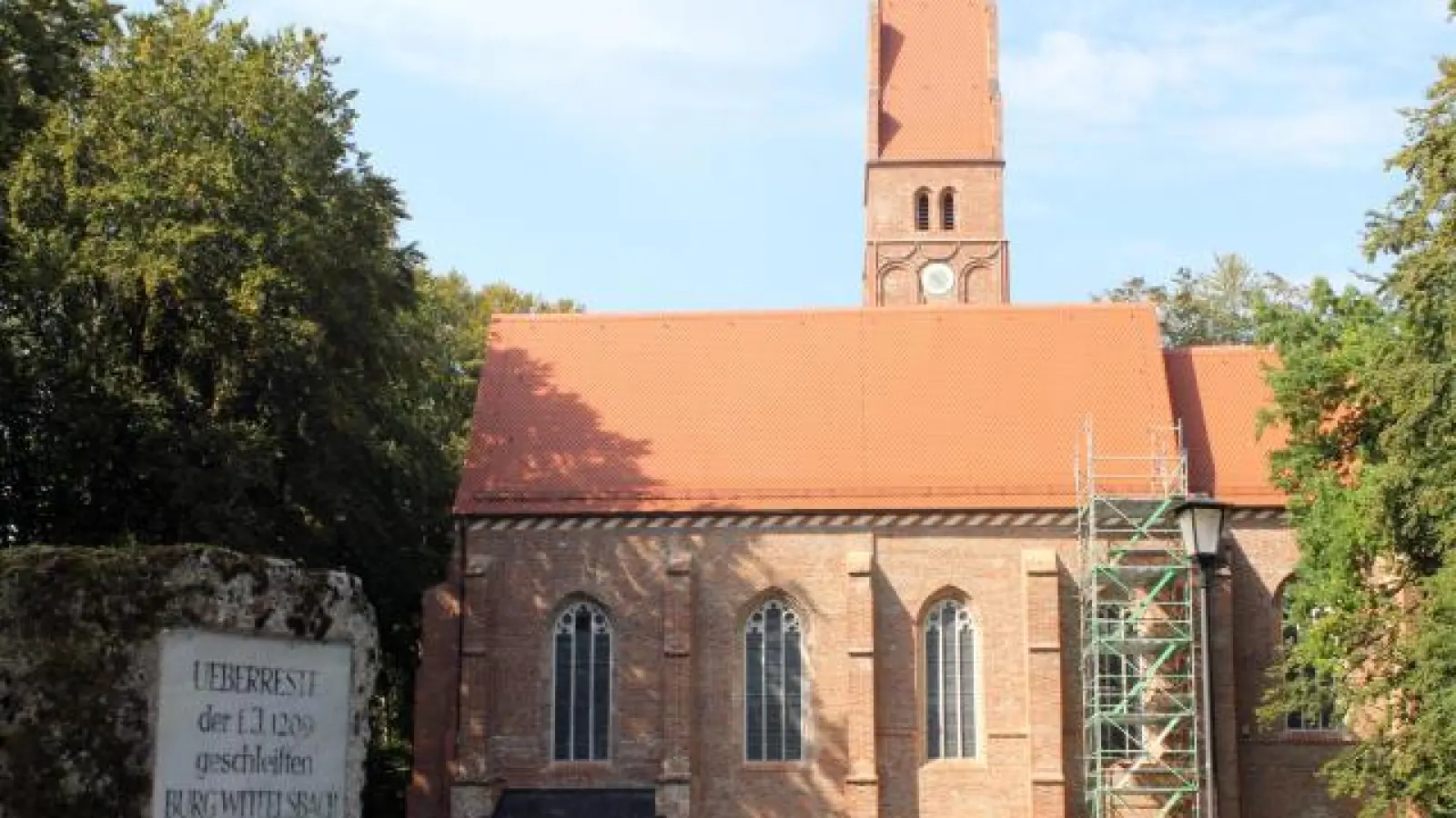 Noch wird an der Oberwittelsbacher Burgkirche   gearbeitet, wie auch von außen zu sehen ist. Bis Ende 2022 soll die langjährige, komplizierte und nun ausgezeichnete Sanierung abgeschlossen sein. 	Foto: Berndt Herrmann (Foto: Berndt Herrmann)