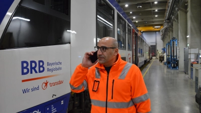 Rasim Salbas ist einer der Schichtkoordinatoren im BRB-Bahnbetriebswerk in Augsburg.  (Foto: Annette Luckner/BRB)