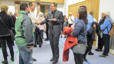 Herzlich wurde der neue Pfarrer begrüßt (Foto: Katharina Wachinger)