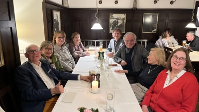 <b>Das Team</b> des Altomünsterer Museumsvereins feierte im Kapplerbräu mit Peter Schultes (Dritter von rechts) dessen 75. Geburtstag. Der Apotheker ist Ehrenvorsitzender des Vereins. (Foto: Gisela Huber)