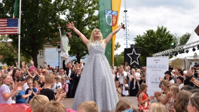 <b>Als Sängerin Celine Dion</b> verkleidet kam Bürgermeister Karl-Heinz Kerscher auf dem Marktplatz eingeschwebt, performte zwei Lieder und ließ sich anschließend gebührend feiern. (Foto: Thomas Winter)