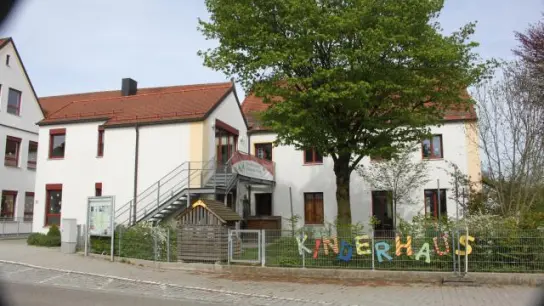 Die Gemeinde Schiltberg   muss in den Kindergarten (Foto) ebenso investieren wie in die Grundschule. 	Foto: Xaver Ostermayr (Foto: Xaver Ostermayr)
