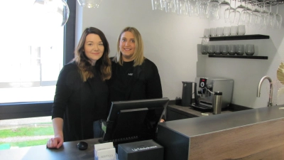 Theresa Hofberger und Stefanie Isele an der Kaffeebar ihres neueröffneten Salons.  (Foto: Ines Speck)