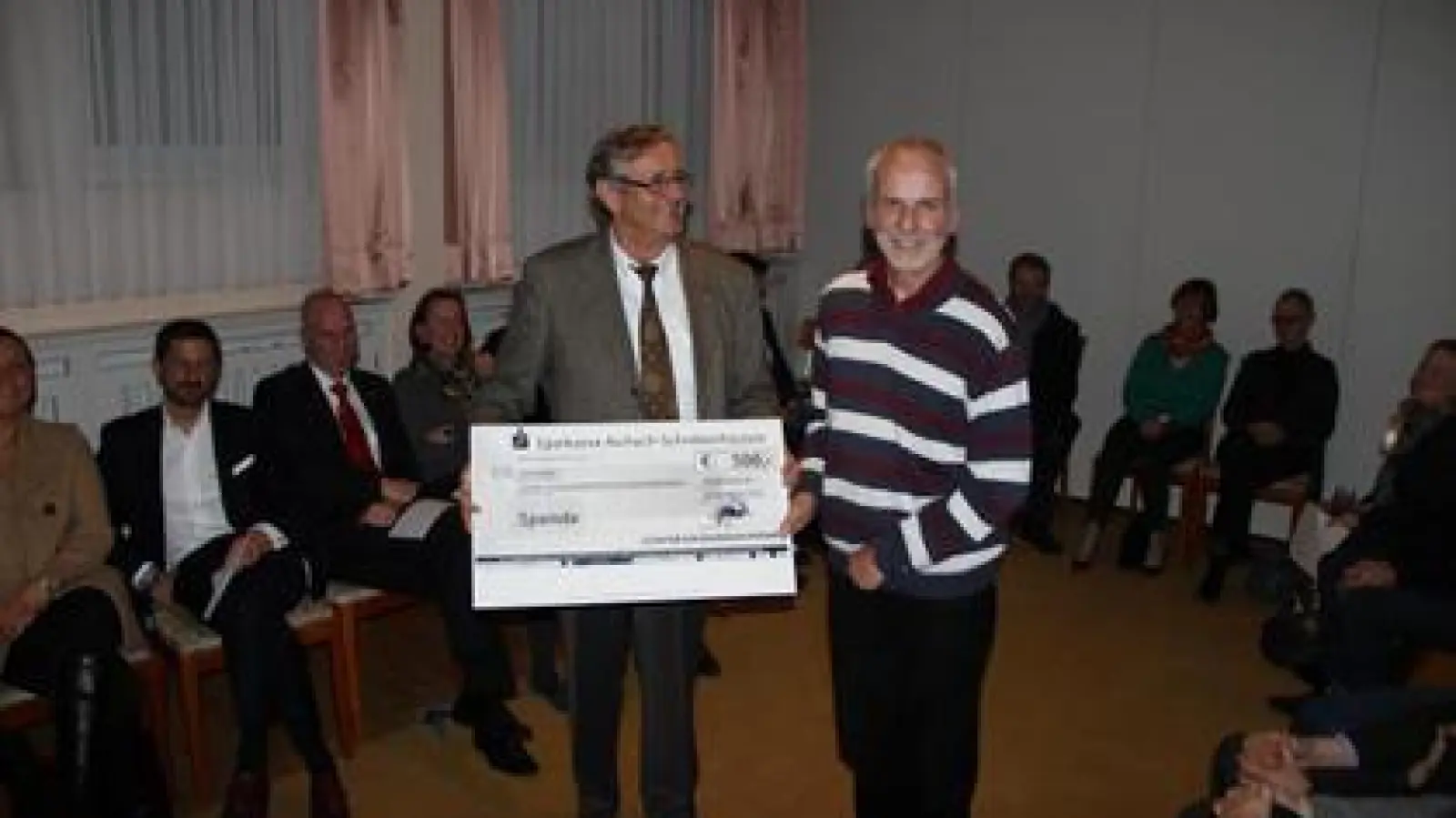 Lions-Präsident Walter Remplik   (links) brachte zum Besuch des Clubs im Kinderheim St. Josef in Schrobenhausen einen Scheck über 500 Euro mit und übergab ihn an Heimleiter Herbert Reim.