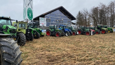 <b>Die Bauernproteste</b> gehen weiter: Gestern postierten über 100 Traktoren an den Anschlussstellen Dasing (Bild), Adelzhausen und Derching.  (Foto: Privat)