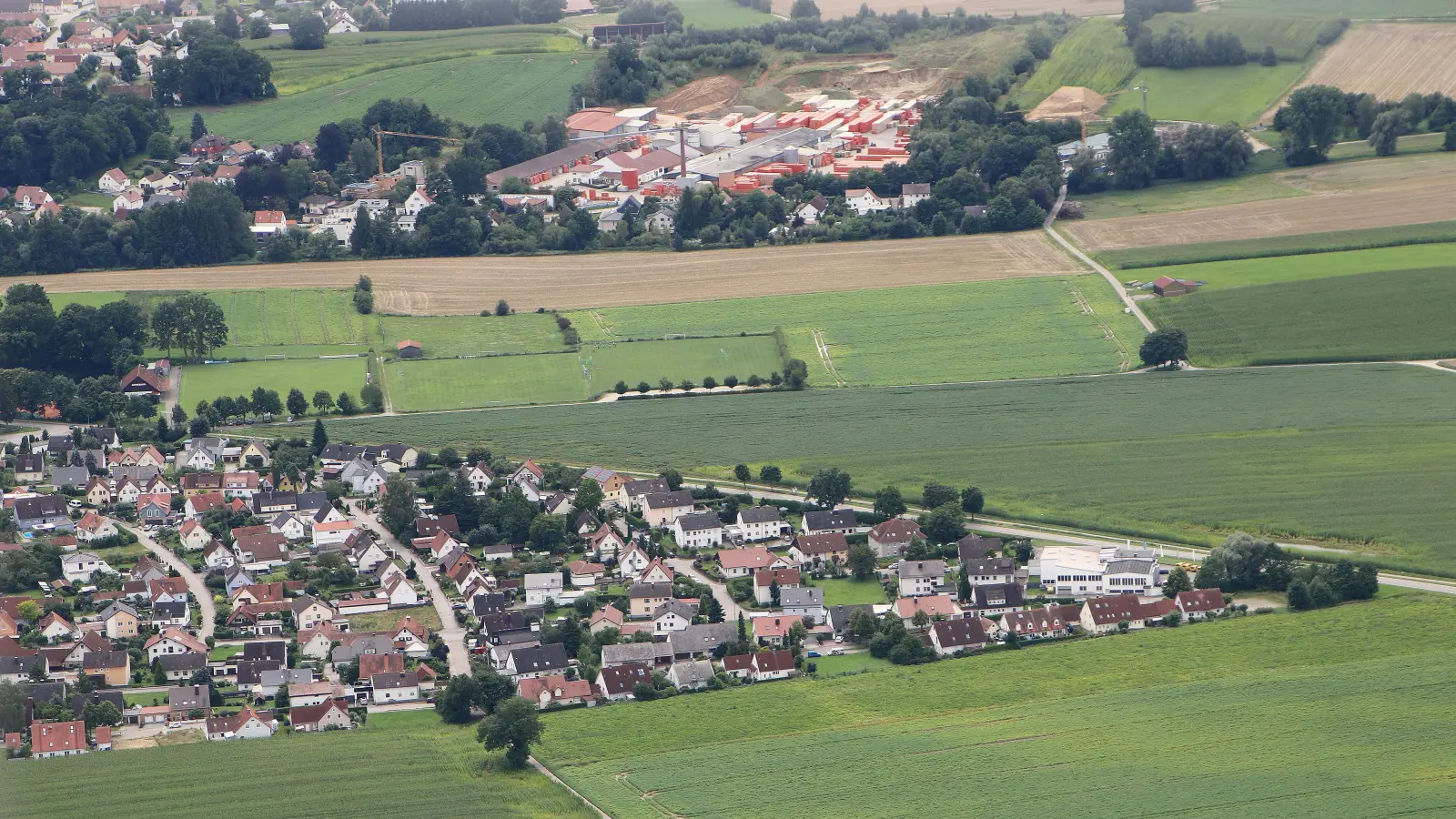 <b>In Oberbernbach</b> sind mehrere neue Baugebiete in der Diskussion. Von bis zu 135 Bauplätzen ist die Rede.  (Foto: Erich Hoffmann)