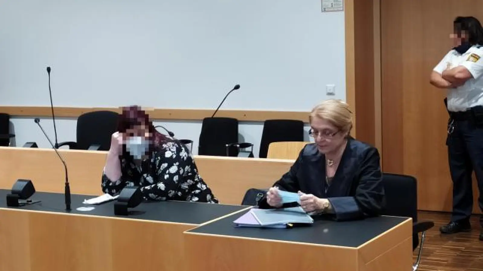 Eine 32-jährige Frau   aus Dillingen hat ihr Neugeborenes in einer Wiese ausgesetzt und steht nun wegen versuchten Totschlags vor Gericht, rechts Verteidigerin Cornelia McCready.		Foto: Patrick Bruckner (Foto: Patrick Bruckner)