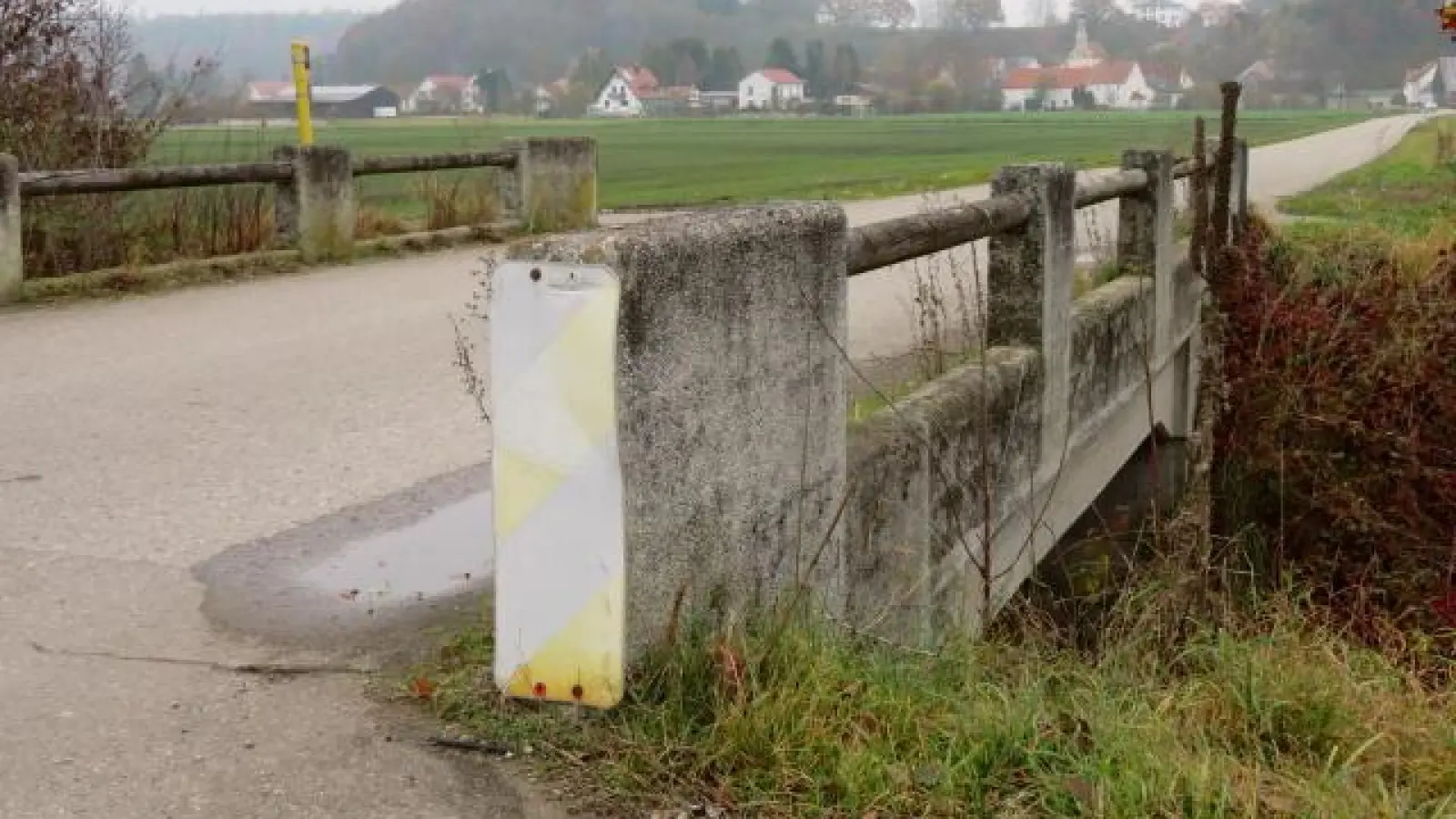 Die Flutgrabenbrücke   beim Gewerbegebiet wird kurzfristig mit dem Warnschild „Absturzgefahr” gekennzeichnet. Im Hintergrund ist Unterach zu sehen.	Foto: Josef Abt (Foto: Josef Abt)