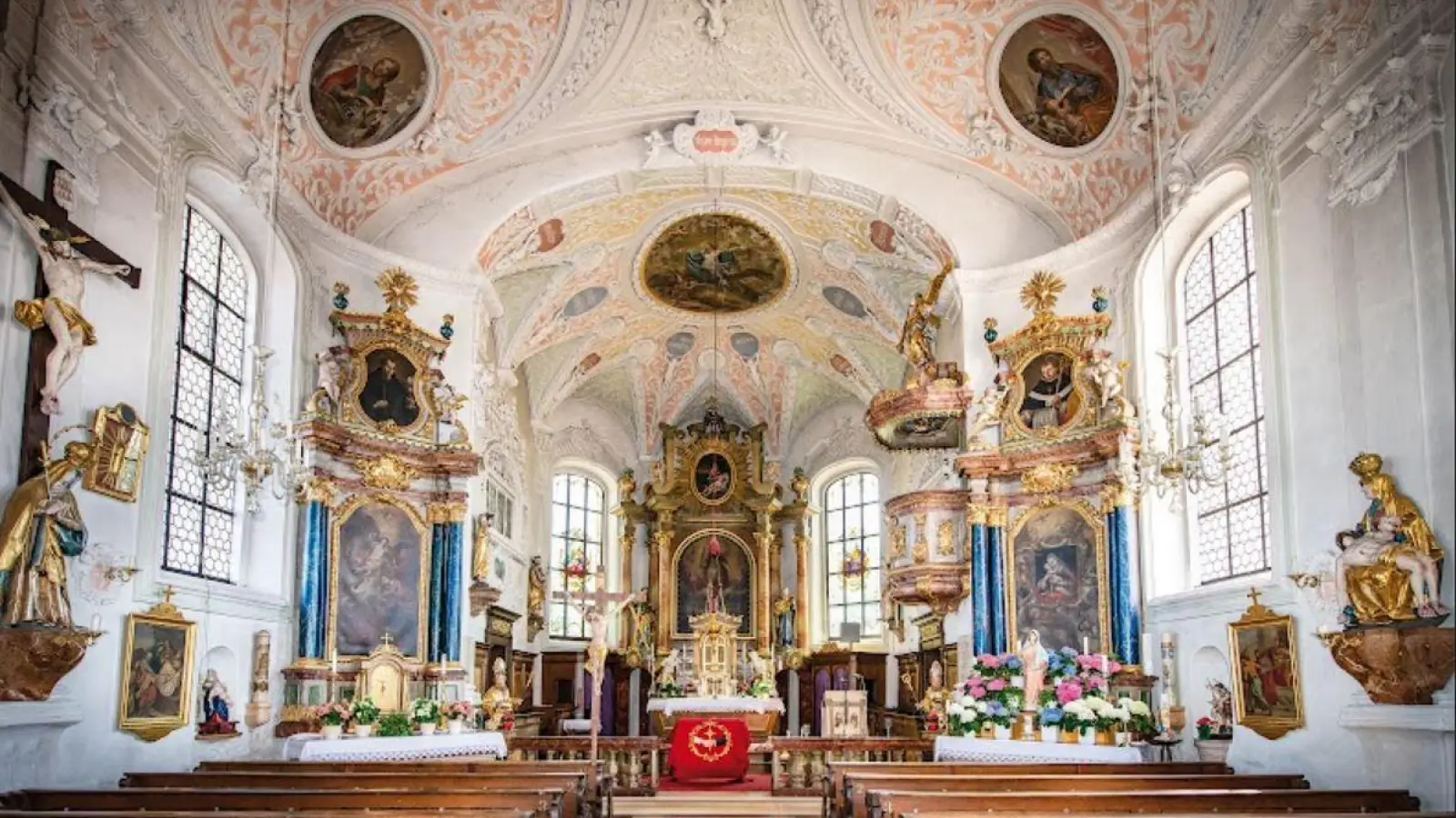 <b>Der Innenraum</b>des Gotteshaus St. Katharina mit Haupt- und Nebenaltären, die noch im ursprünglichen Zustand erhalten geblieben sind. (Foto: G. Wilhalm)