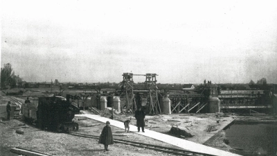 Das Archivbild zeigt den Wiederaufbau des Hochablasses nach dessen Zerstörung im Jahre 1910.<br> (Foto: Stadtarchiv)