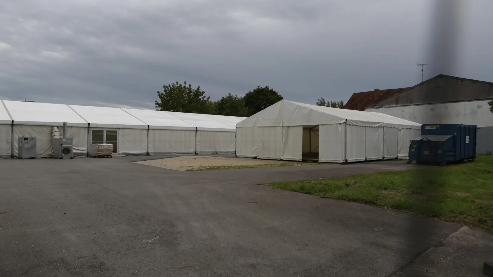 <b>Wo sich Bürger</b> des Landkreises Dachau 2022 noch auf das Coronavirus SARS-CoV-2 testen lassen konnten, stehen jetzt Zelte für Geflüchtete. Derzeit sind sie noch leer. Der Landkreis nutzt die Liegenschaft an der Heinrich-Lanz-Straße in Indersdorf als Puffer. (Foto: Bastian Brummer)