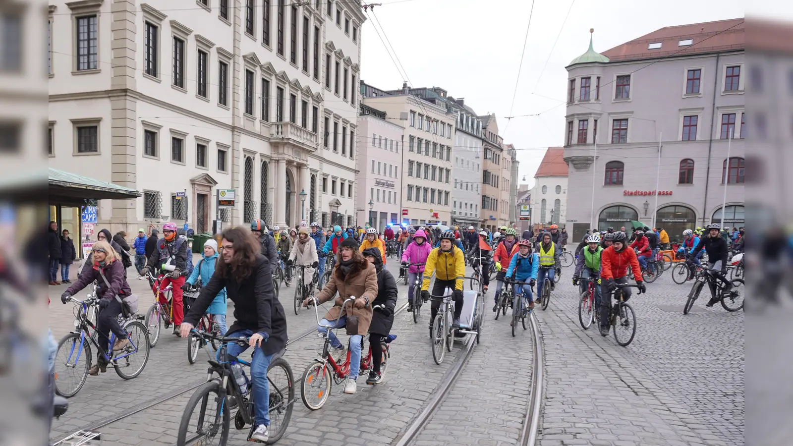 Start der jüngsten Fahrraddemo am Rathausplatz. Über die A8 dürfen die Demonstranten erneut nicht. (Foto: Maximilian Tauch)