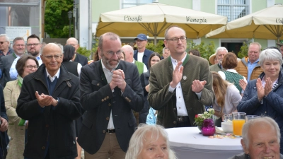 <b>Manfred Weber,</b> EVP-Fraktionsvorsitzender und Spitzenkandidat, war am Sonntagnachmittag am Marktplatz in Altomünster. Flankiert wurde er von CSU-Urgestein Josef Mederer (links) und dem CSU-Landtagsabgeordneten Bernhard Seidenath (rechts).  (Foto: donalfi@aol.com, Alfred Haas)