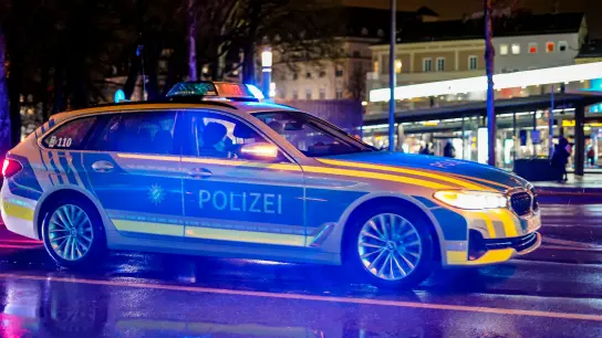 Die hinzugerufene Polizei konnte den Täter im Umfeld des Königsplatz nicht mehr auffinden und sucht nun nach dem Unbekannten.  (Symbolfoto: mjt)